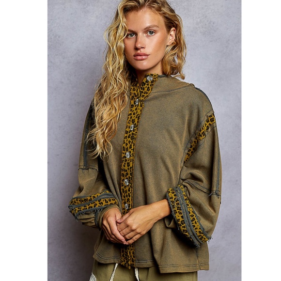 Animal Print Star Hooded Button Up Jacket - Picture 2 of 4